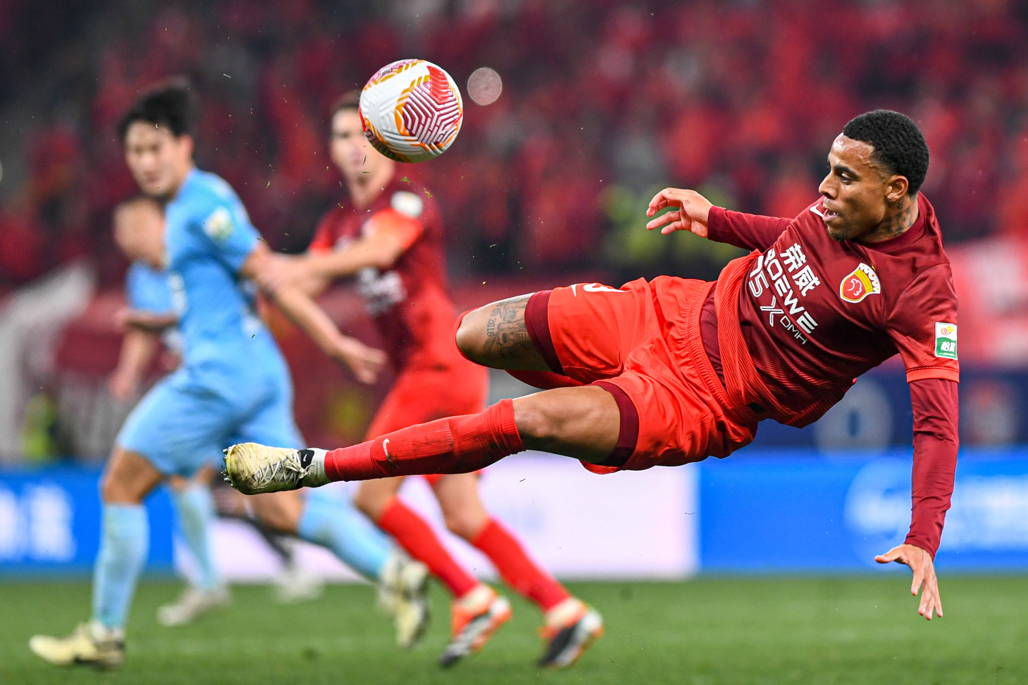 包含赛场精彩瞬间，足球狂热引爆全场的词条