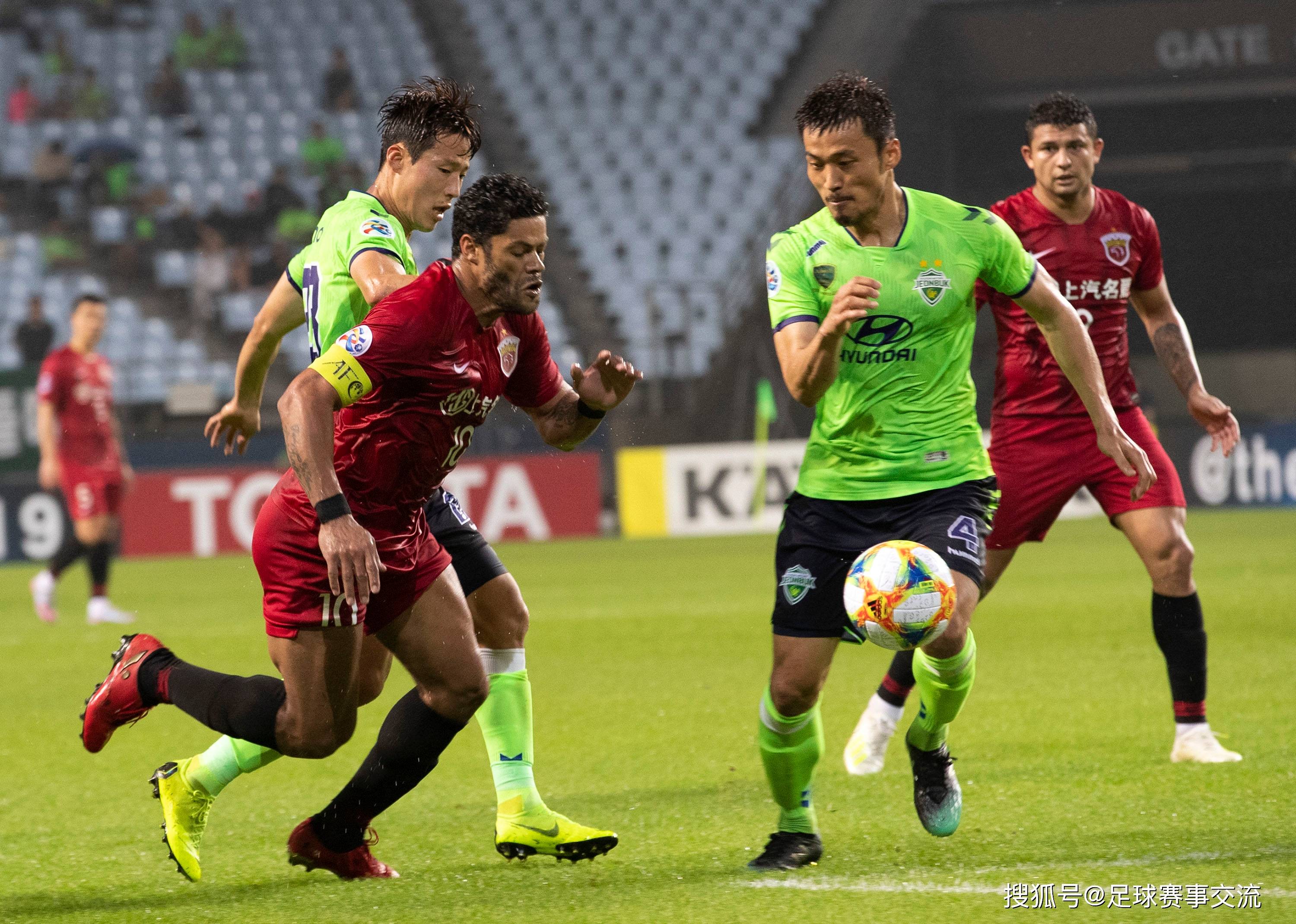 精彩的足球比赛中掀起激情风暴