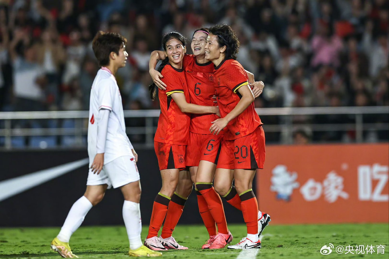开云体育登录-铿锵玫瑰！女足半决赛场上争雄角逐
