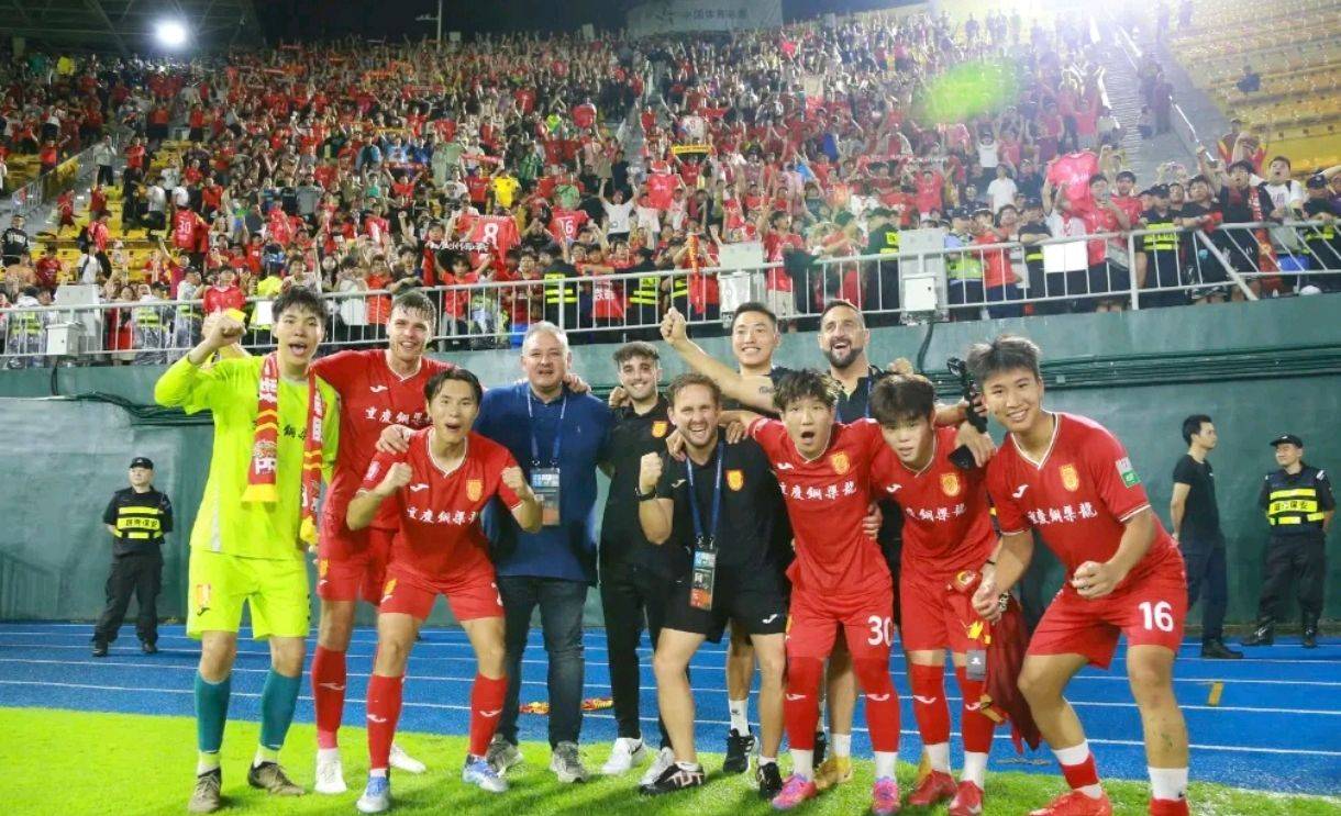 热门球队在比赛中表现抢眼，引发球迷热议的简单介绍