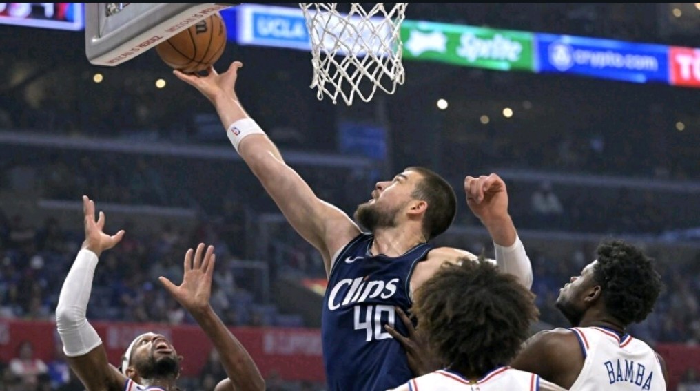 爵士队主场表现出色，取得准胜