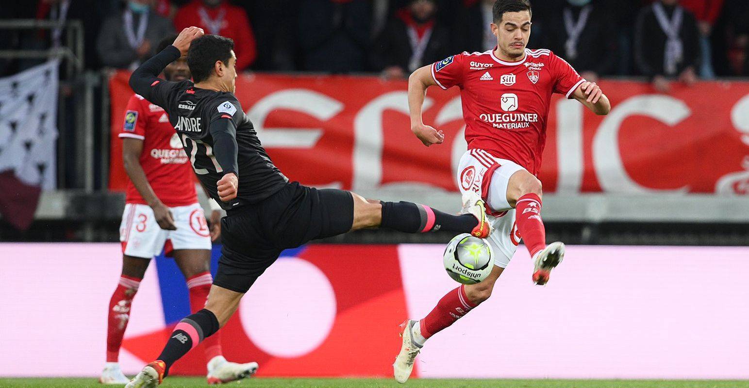 开云体育网页版-摩纳哥球迷示爱球星，支持无懈可击