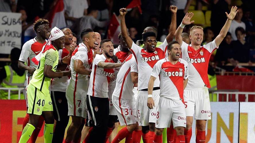 摩纳哥球迷示爱球星,支持无懈可击 摩纳哥球迷示爱球星,支持无懈可击