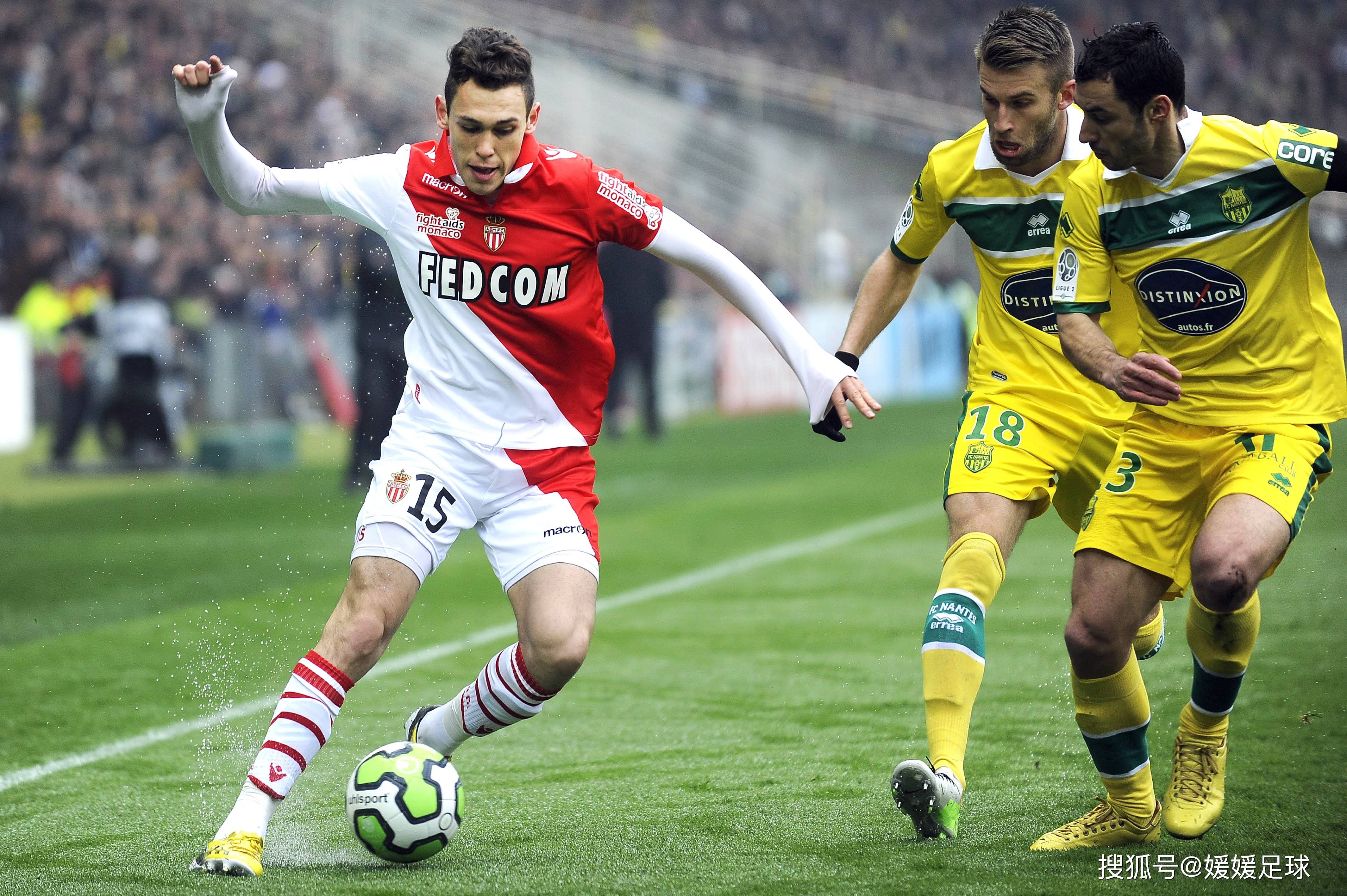 精彩足球比赛，运动员们拼尽全力