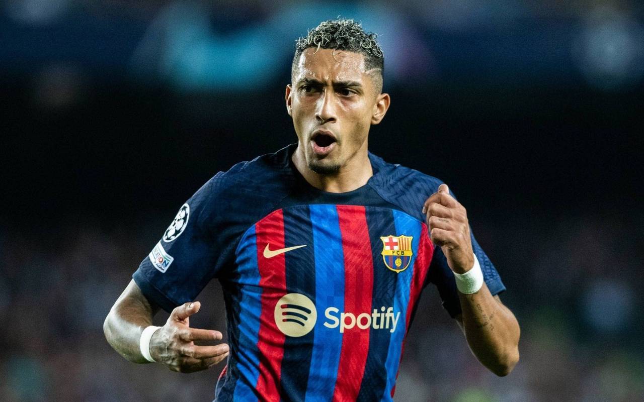 守门员扑救关键球保障球门不失 守门员扑救关键球保障球门不失