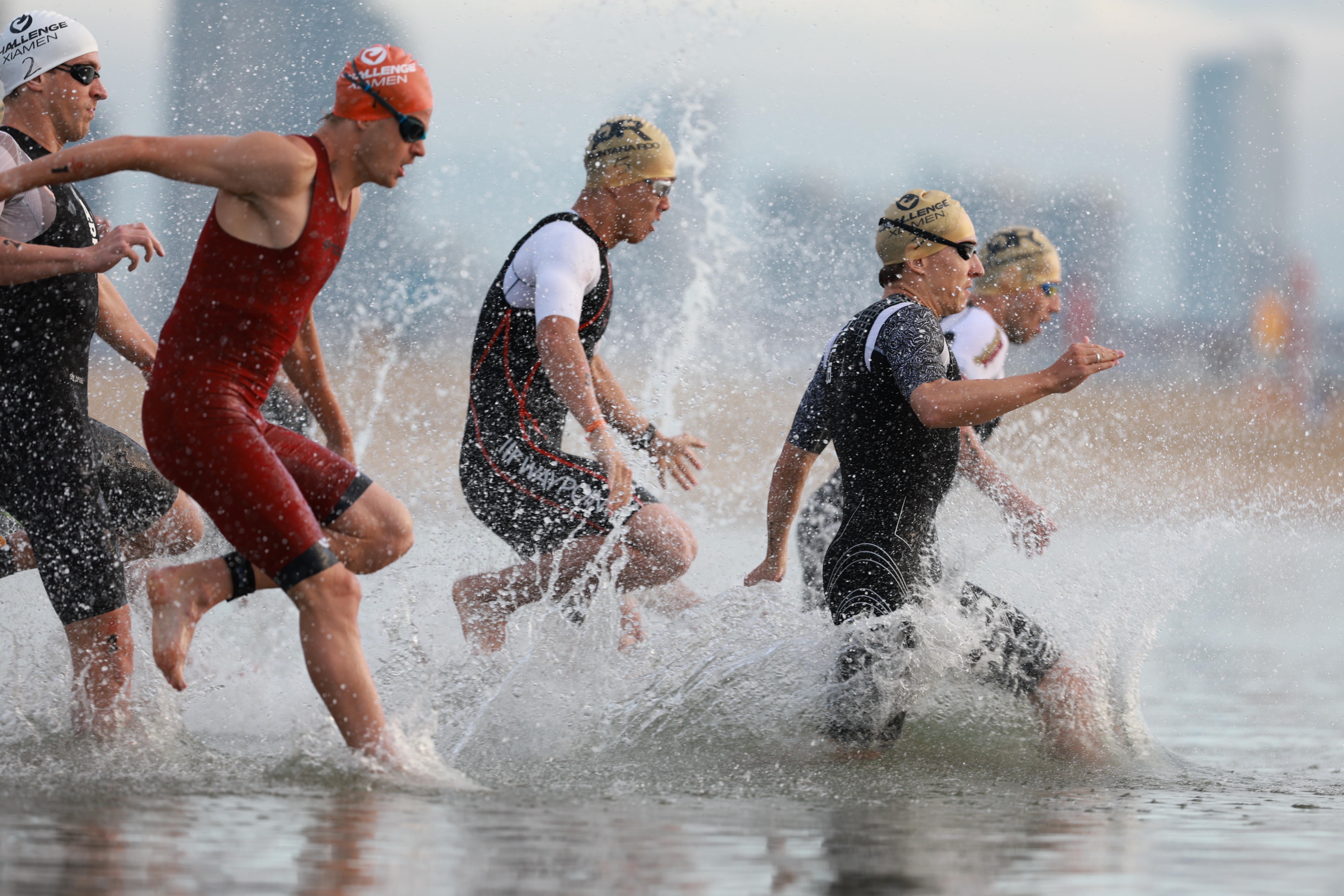 田径比赛里追赶战，铁人三项冠军浮出水面的简单介绍