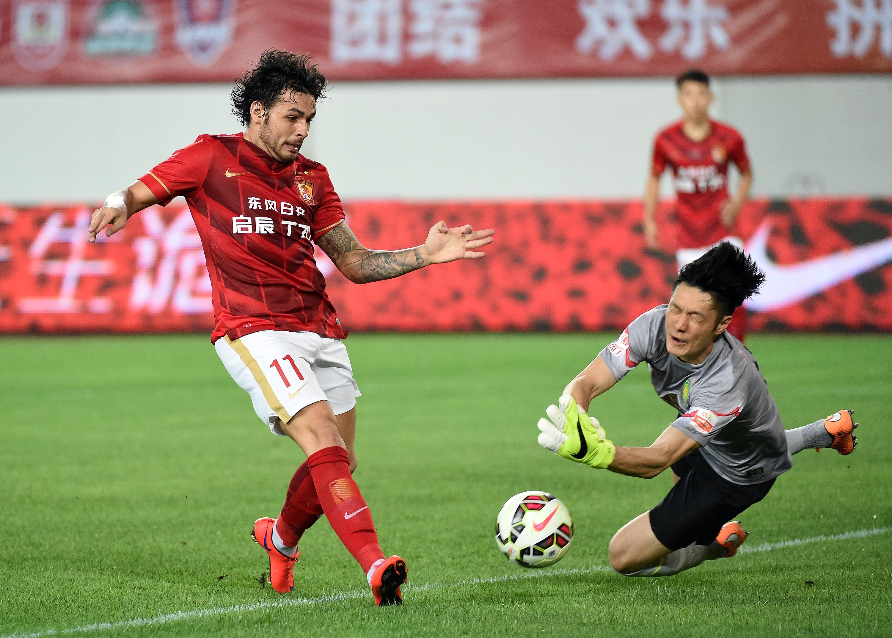 关于精彩的足球比赛场面一览无余，球迷热情高涨的信息