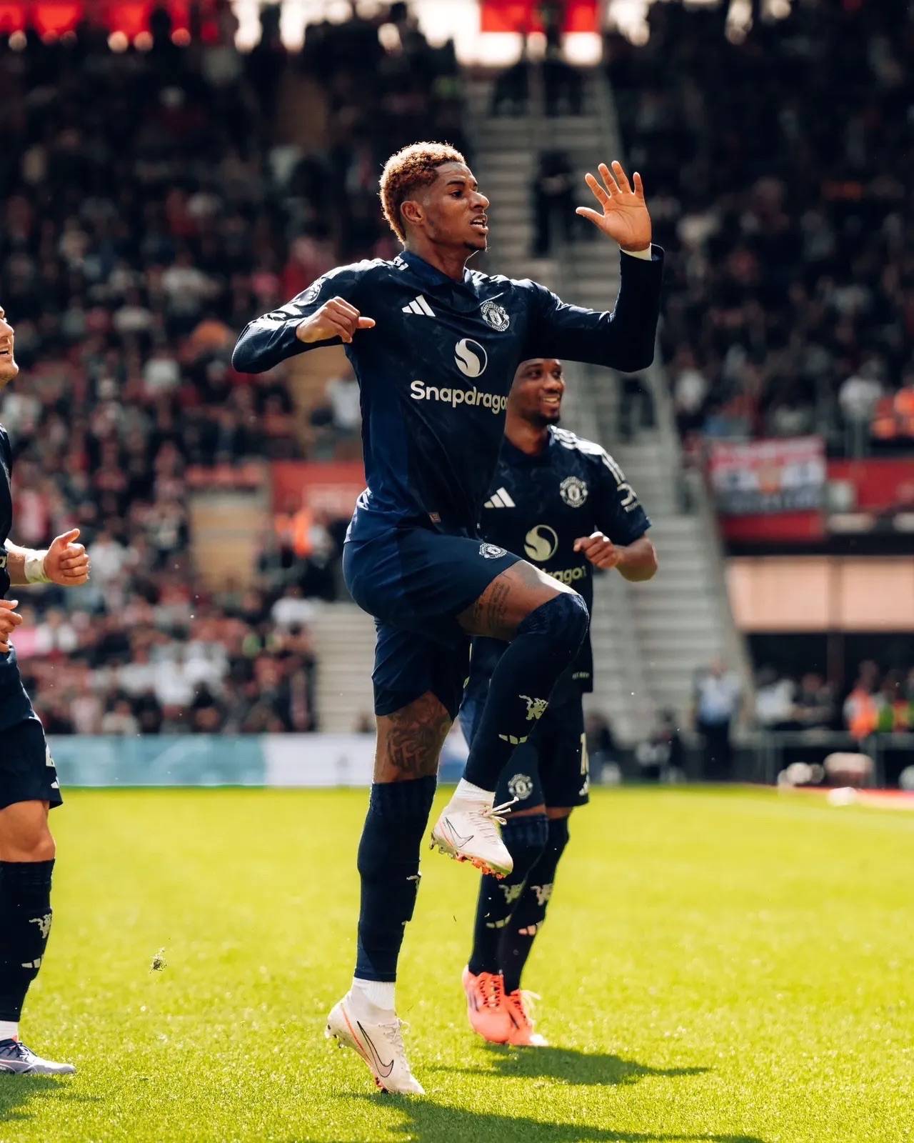 曼联在主场轻松击败南安普顿 曼联在主场轻松击败南安普顿