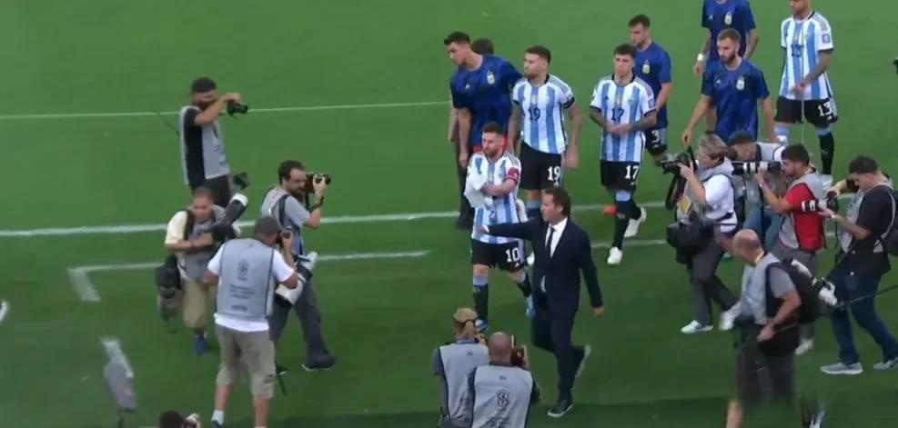 关于国家队胜负难分，球场火爆对抗的信息