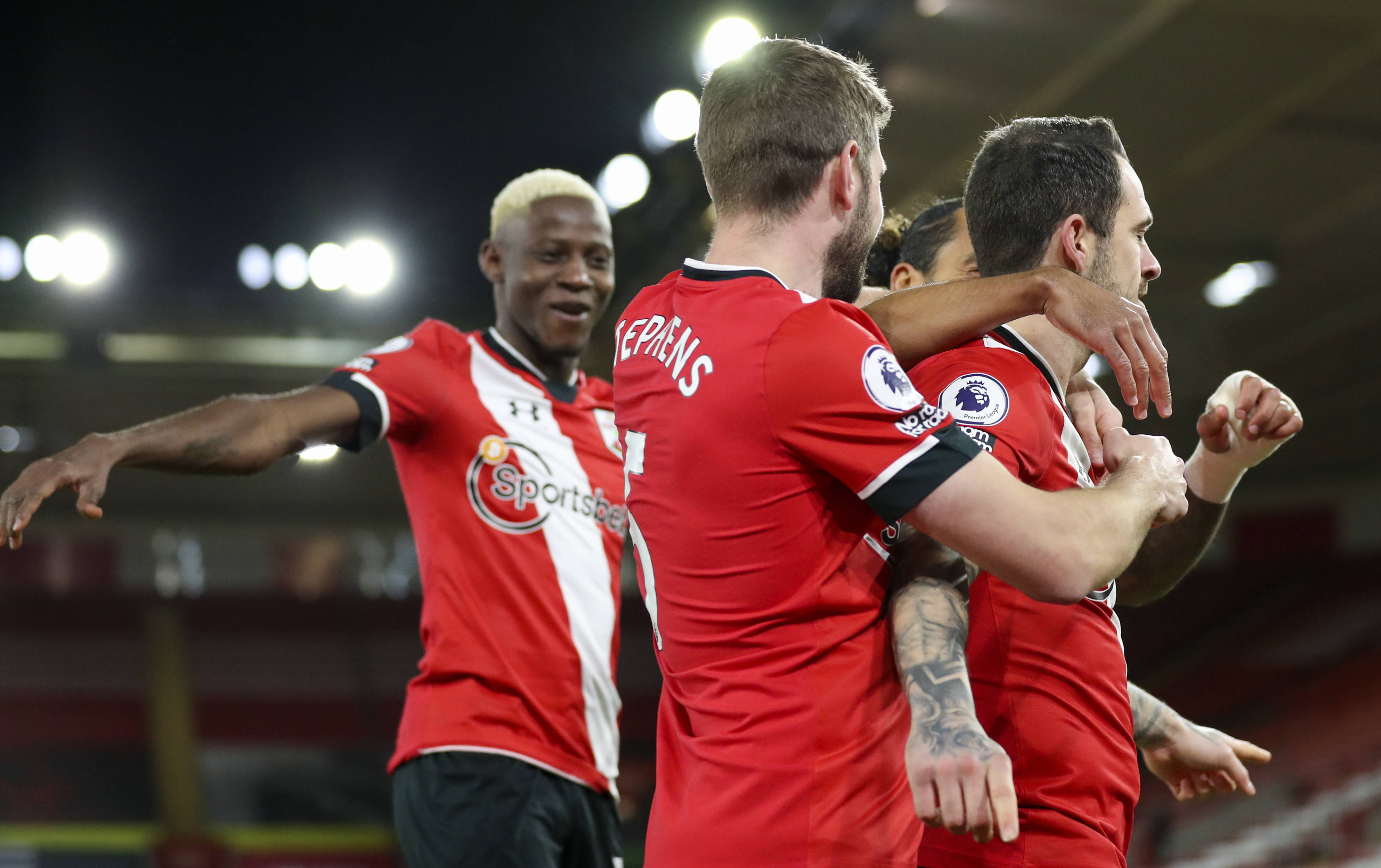 开云体育入口-埃弗顿主场击败狼队，成功卫冕领先地位的简单介绍