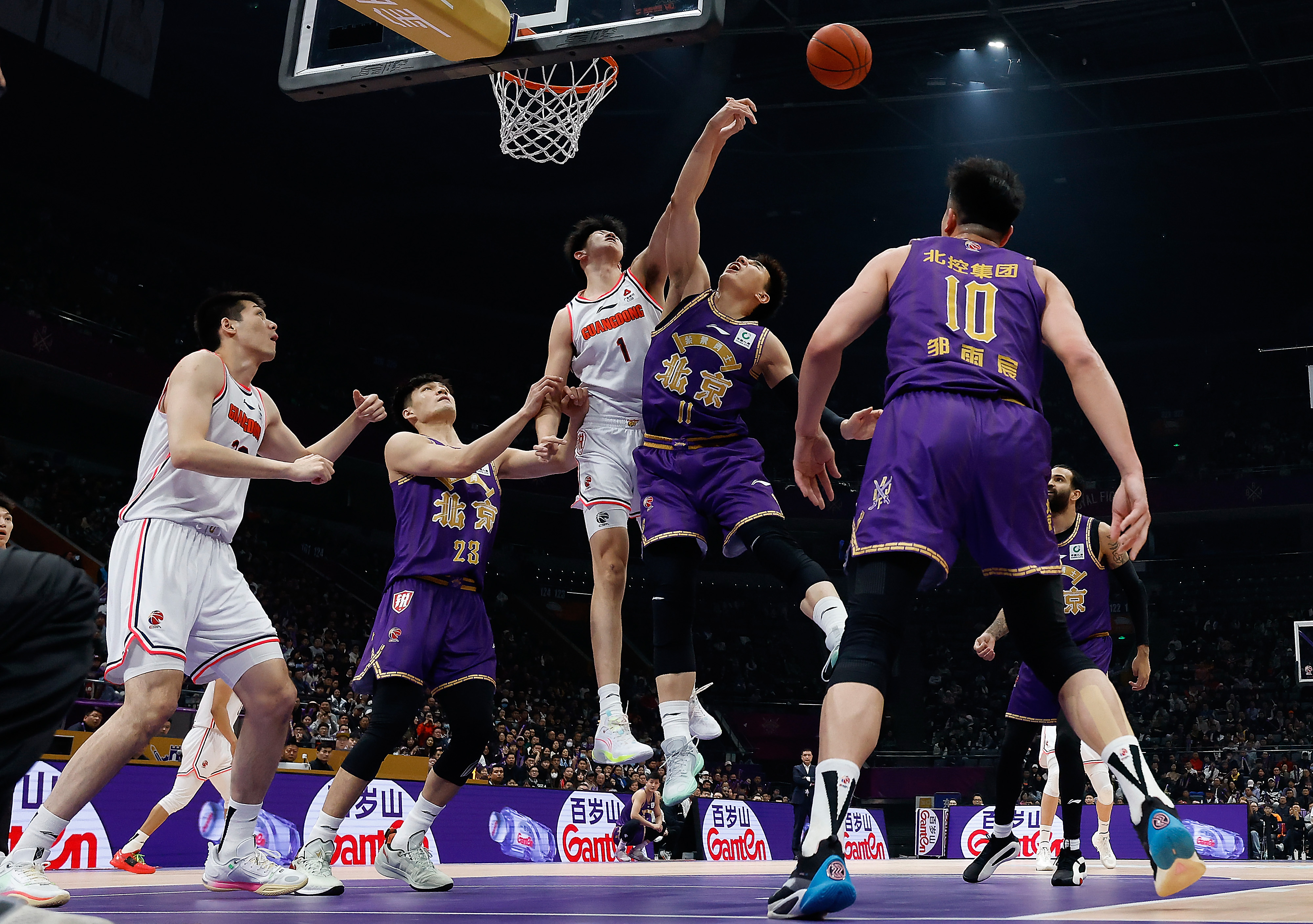 热闹CBA篮球赛即将开打,球迷热情高涨的简单介绍 热闹CBA篮球赛即将开打,球迷热情高涨的简单介绍