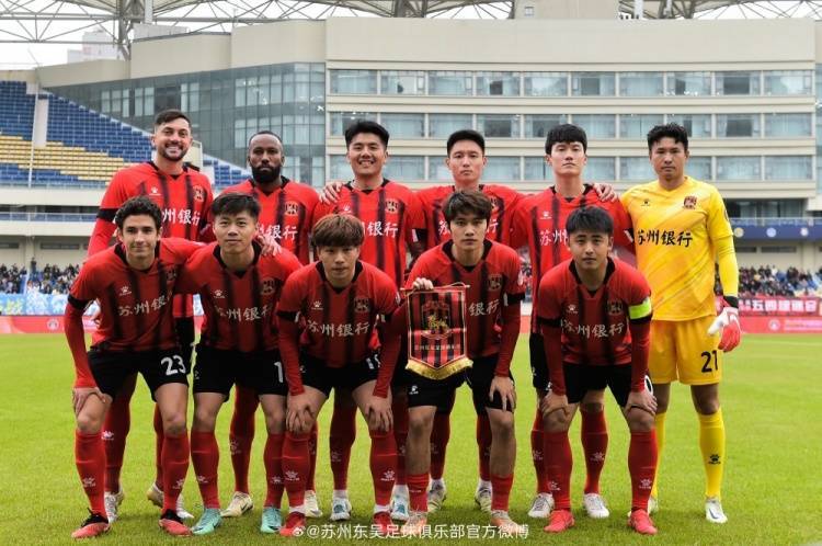 中甲联赛决战，球队实力角逐，场面激烈惊心