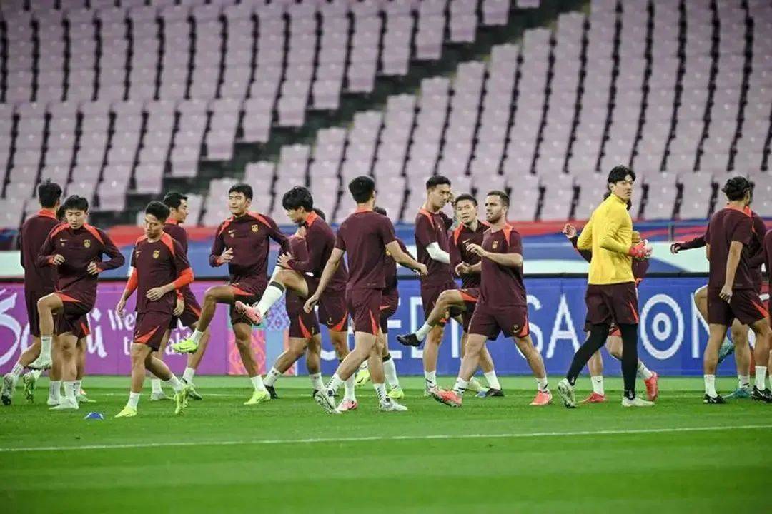 开云体育官网-激烈的角逐中，球队赢得胜利，晋级下一轮