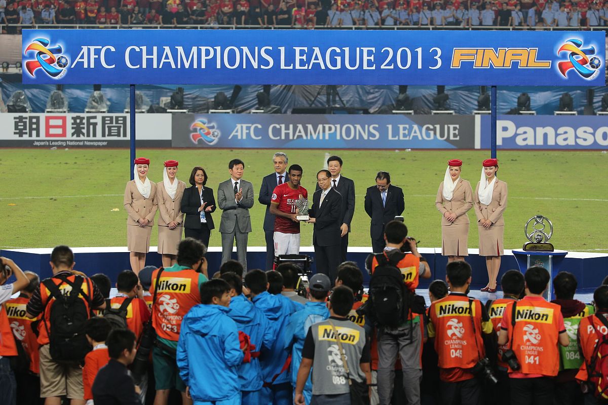 激烈的角逐中，球队赢得胜利，晋级下一轮