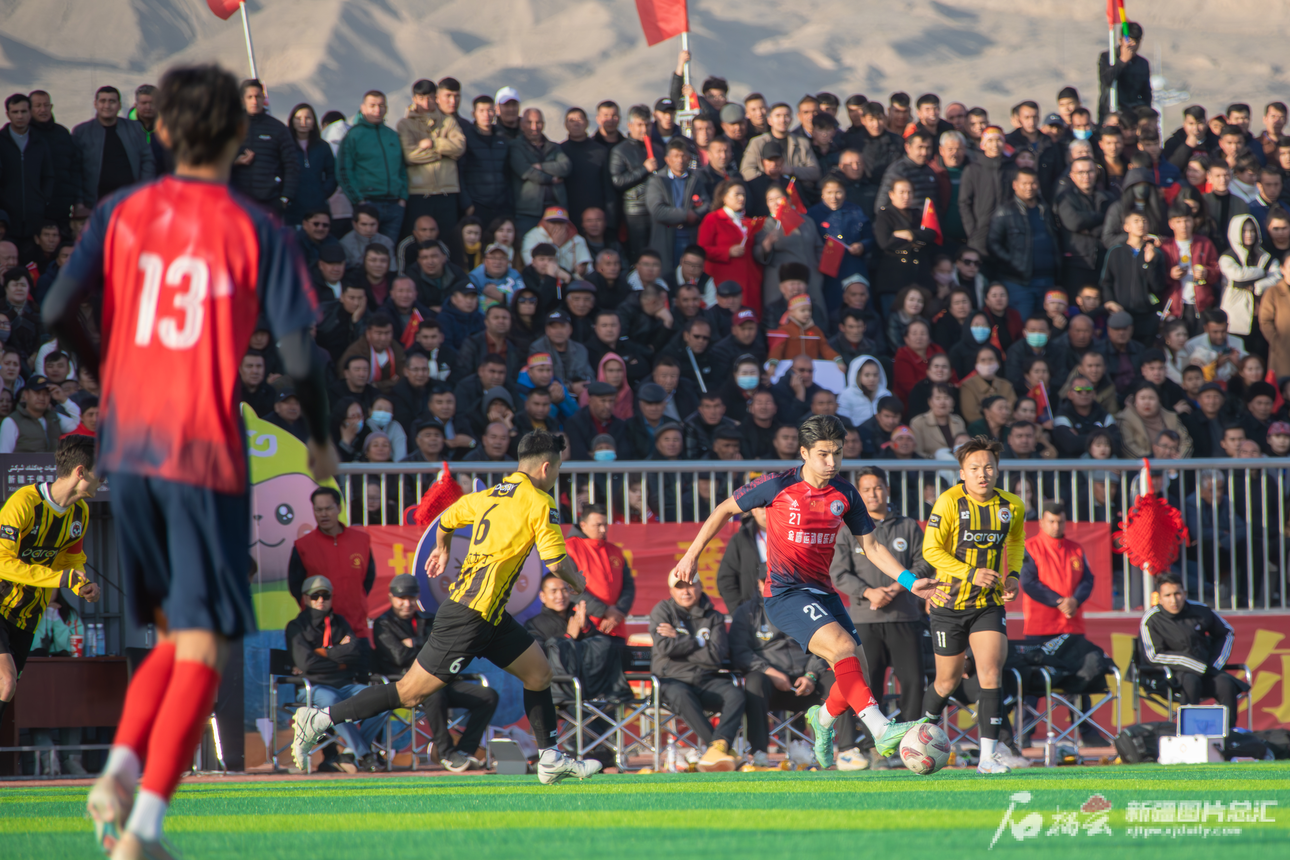 开云体育在线-足球赛场上的烈火燃烧，风采飞扬