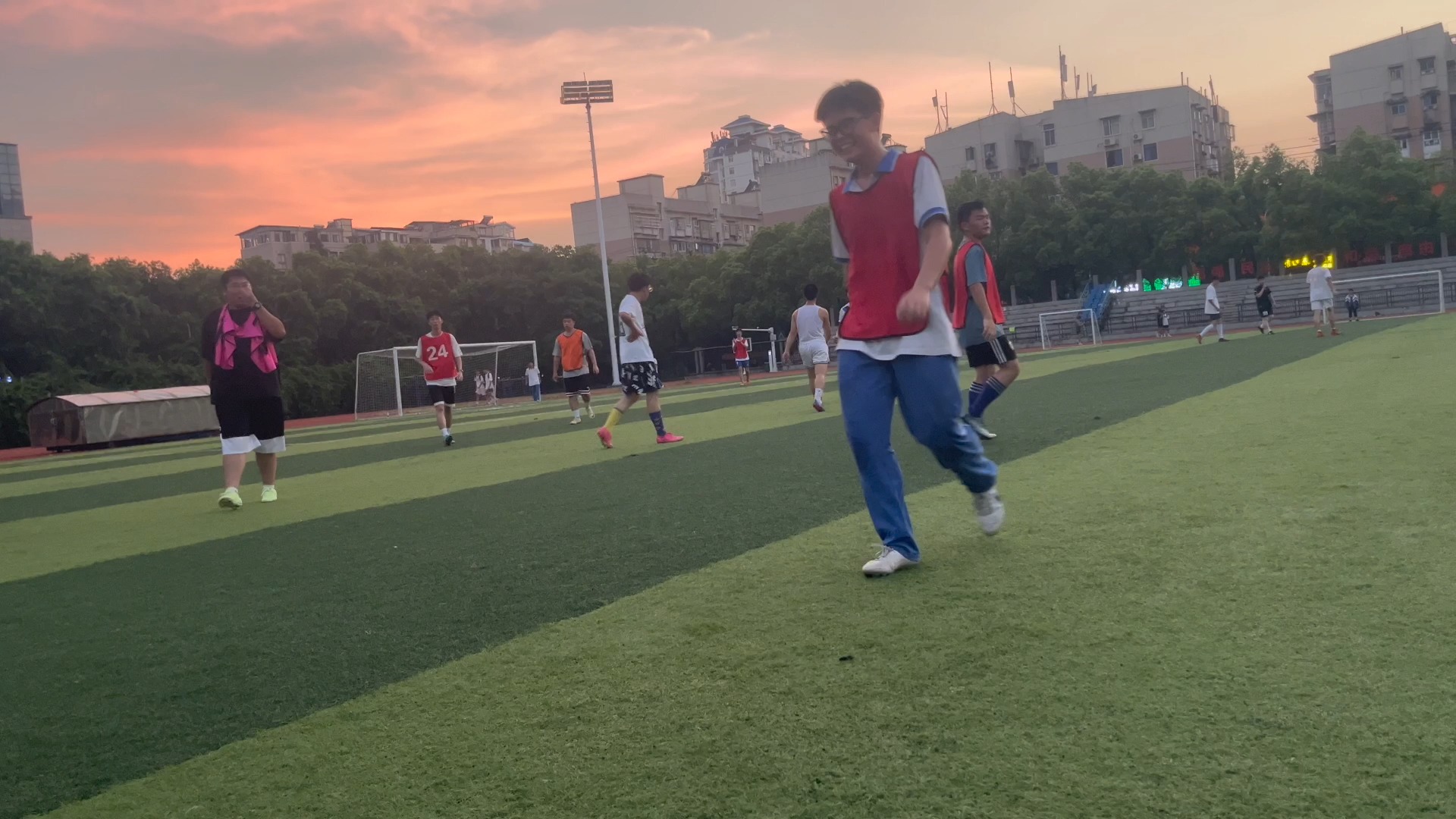 足球赛场上的烈火燃烧,风采飞扬 足球赛场上的烈火燃烧,风采飞扬