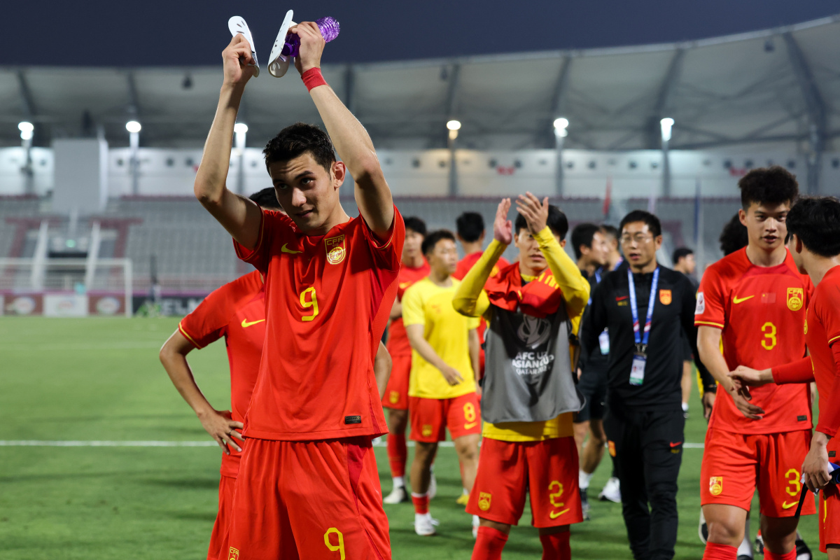 运动员们不畏强敌,努力争胜 运动员们不畏强敌,努力争胜