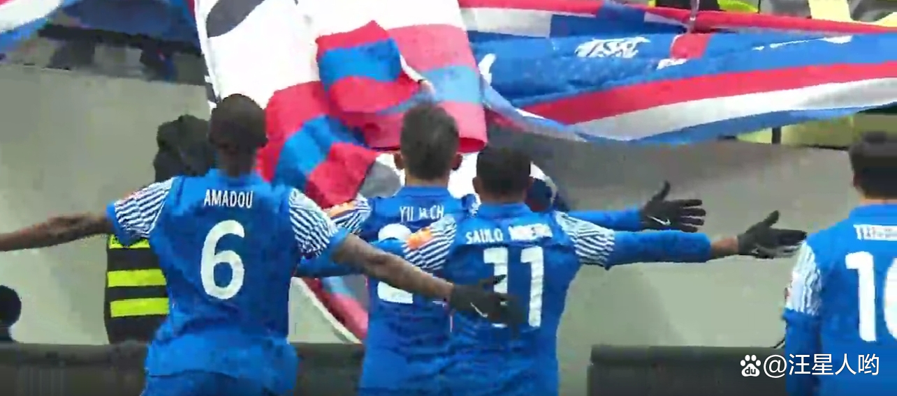 球场上掀起一场精彩的角逐,引发无数讨论 球场上掀起一场精彩的角逐,引发无数讨论