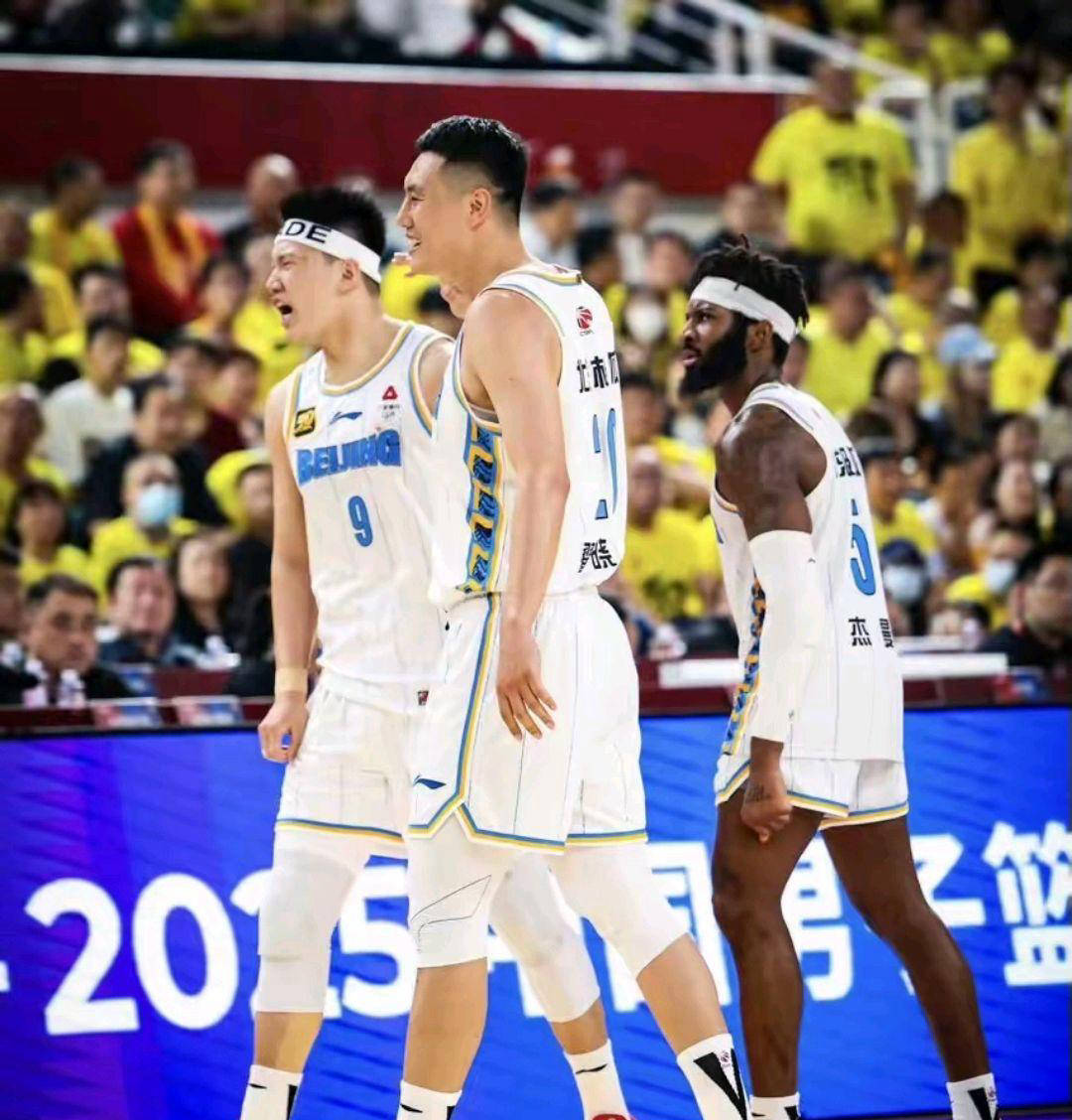 比赛中双方展开争夺,场面火爆激烈 比赛中双方展开争夺,场面火爆激烈