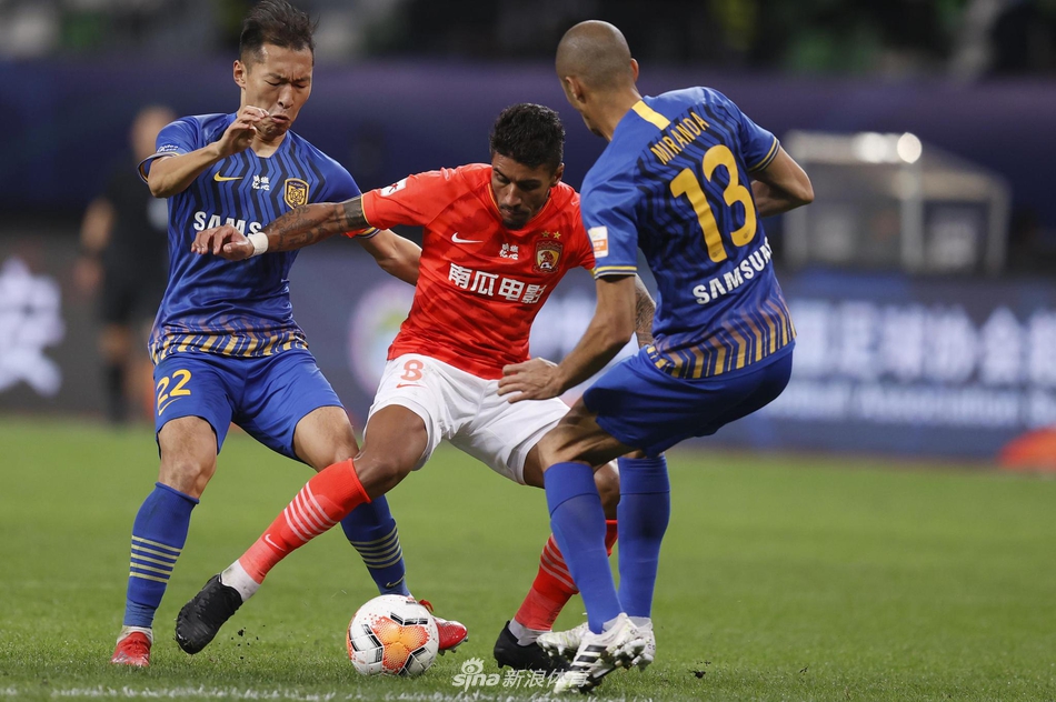 进攻组合默契十足，连续攻破对手球门