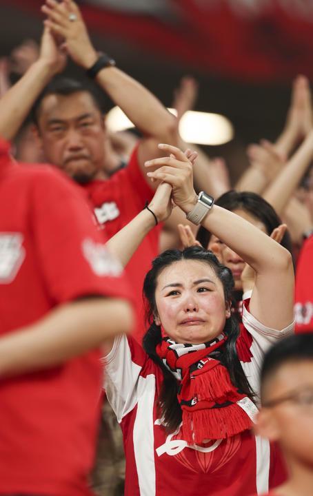 胜利的欢呼声！女足赛场上的成功时刻的简单介绍