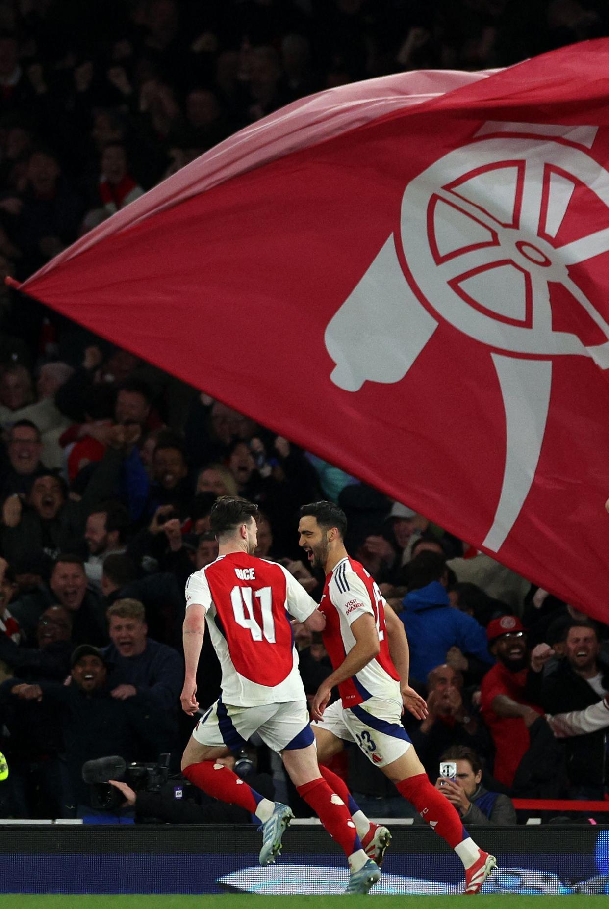 阿森纳球迷疯狂庆祝球队胜利