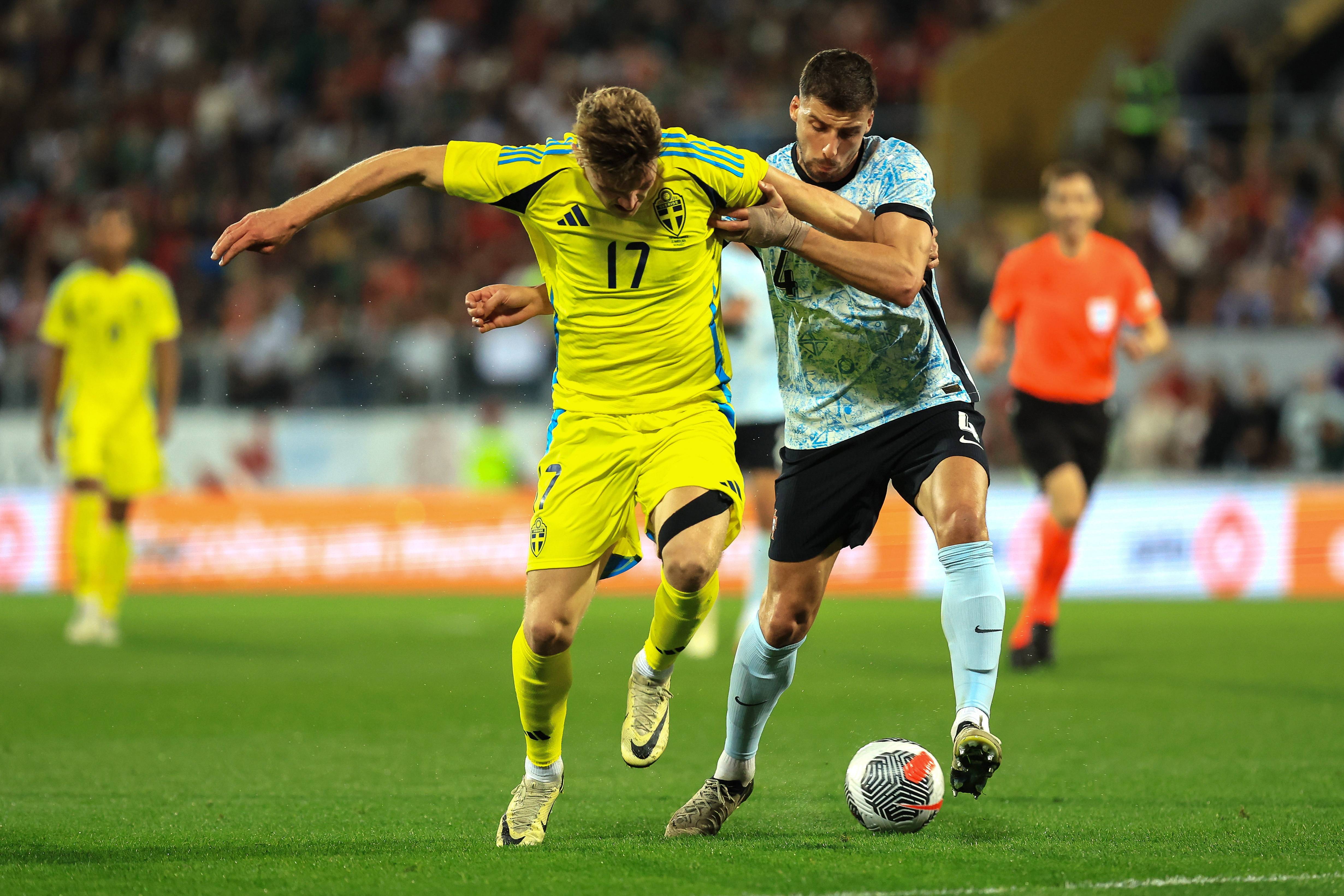 开云体育入口-足球比赛展现出激烈的竞技对抗